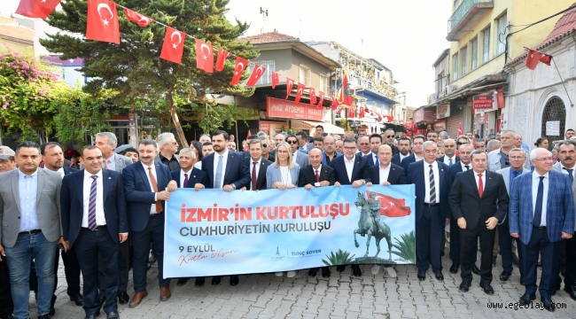 İzmirliler geleneksel Zafer Yürüyüşü'nde buluştu 