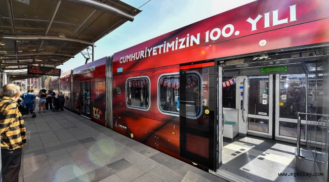 100'üncü yıla özel tramvaylar İzmir sokaklarında 
