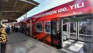 100'üncü yıla özel tramvaylar İzmir sokaklarında 