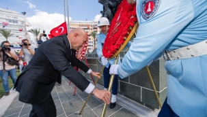 Cumhuriyet'in 100. yılında Ata'ya çelenk bırakıldı 