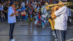 İzmir sokakları bayram havasına girdi 