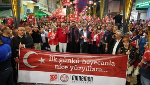 Menemen'de On Binler Cumhuriyet Aşkıyla Yürüdü