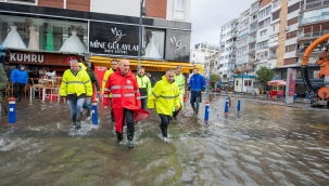 Başkan Soyer, deniz kabarmasının tsunami etkisi yarattığı Kordon'da 