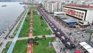 İzmir Ata'ya saygı için 350 metrelik posterle yürüdü 