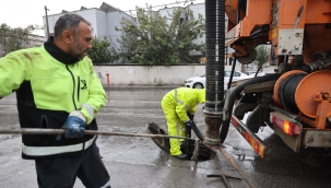 İzmir'de yağmur alarmı: Büyükşehir Belediyesi bin 500 personel ile sahada 