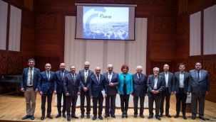 Kemeraltı çarşısı yılbaşına hazırlanıyor 