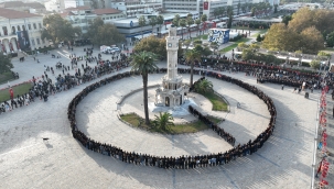 Konak Atatürk Meydanı'nda unutulmaz koreografi 
