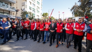 Başkan Soyer emekçilerin hakları için yürüdü 