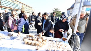 Büyükşehir şehitler için helva ve lokma dağıttı 