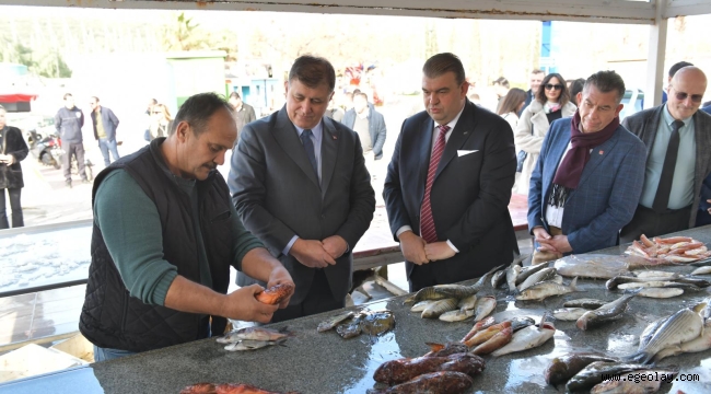 Büyükşehir Adayı Cemil Tugay ,Mezattan fener balığı aldı, sahilde yürüdü