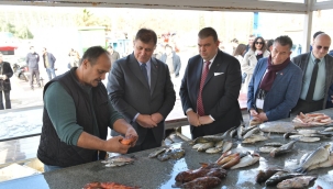 Büyükşehir Adayı Cemil Tugay ,Mezattan fener balığı aldı, sahilde yürüdü