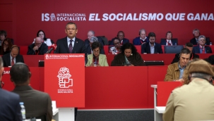 CHP Lideri Özel, İspanya'da SE Toplantısında Konuştu: "Neoliberal Düzenin Sömürdüğü İnsanlarımızın Yanında Durmalıyız" 