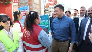 Hamza Dağ CHP Broşürü Dağıtan Gençler Arasında Güldüren Diyalog