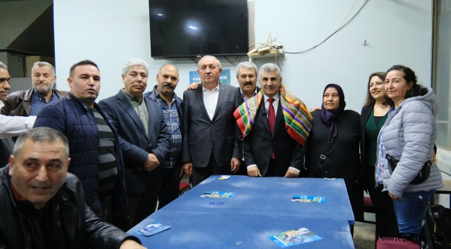 Karabağlar'a asılan 'İcraat Yapılmaz' levhası iniyor