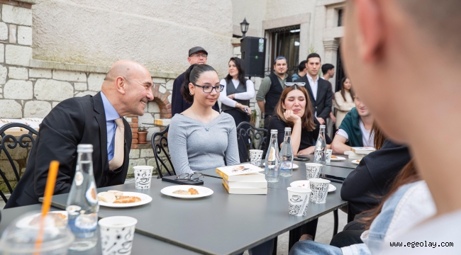 Başkan Soyer, Buca'da 24 saat yaşayan kütüphanede gençlerle buluştu 