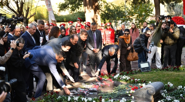 Başkan Tugay'dan Zübeyde Hanım'ın mezarı başında 8 Mart mesajı 