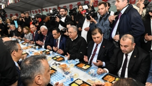 CHP Genel Başkanı Özgür Özel ile Başkan Tugay yurttaşlarla iftar yaptı 