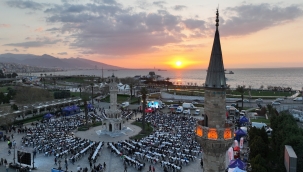 Cumhuriyet Meydanı'nda büyük iftar sofrası 
