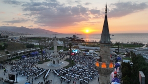 Cumhuriyet Meydanı'nda büyük iftar sofrası 