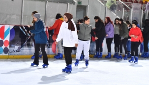 Kadınlar gününü buz pistinde kutladılar 