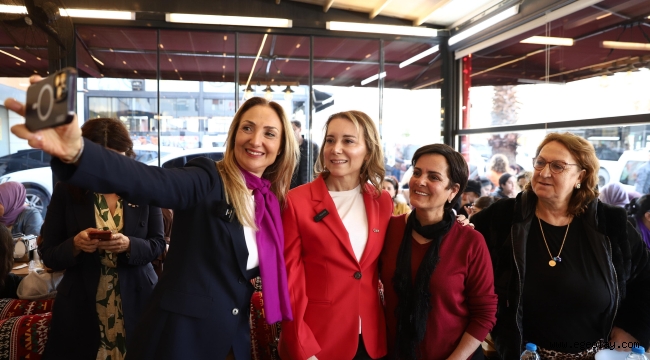 Konak'ta coşkulu kadın buluşması: Nazlıaka'dan Mutlu'ya övgü dolu sözler