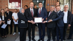 Aliağa Belediye Başkanı Serkan Acar Mazbatasını Aldı 
