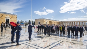 Başkan Cemil Tugay ve İzmir'in ilçe belediye başkanları Anıtkabir'i ziyaret etti 