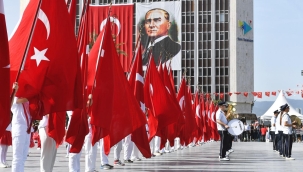 Cumhuriyet Meydanı çocukların gösterileriyle renklendi 