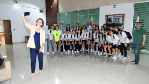Başkan Kınay Orbit Karabağlarspor Kız Futbol Takımı'yla buluştu: Şampiyonluk bekliyoruz 