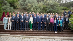 Başkan Tugay ilçe belediye başkanlarıyla bir araya geldi 