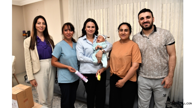 Bornova Belediyesi'nden yeni doğanlara özel hediye paketi