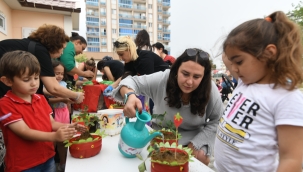 Bornova'da minikler ve annelerine Çilek Şenliği 