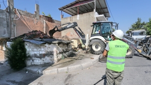 Konak'ta tehlike saçan metruk binalar yıkılıyor 
