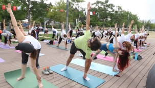 Yoga tutkunları Bayraklı'da buluştu 