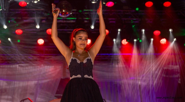 İEF Çim Konserleri'nde Derya Bedavacı'yla İzmir rüzgarı