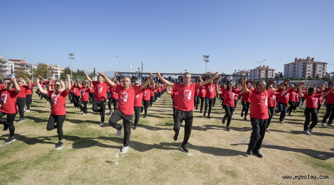 Gaziemir'de 750 kişi Cumhuriyet için harmandalı oynadı