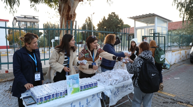 Güzelbahçe Belediyesi Okullara Simit ve Süt Dağıtımını Büyütüyor