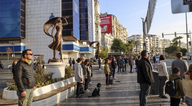 Karşıyaka'da hayat durdu; kalpler Atatürk için attı!