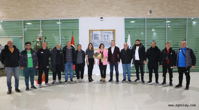 Karabağlardaki amatör spor kulüplerinden Başkan Kınay'a teşekkür ziyareti 