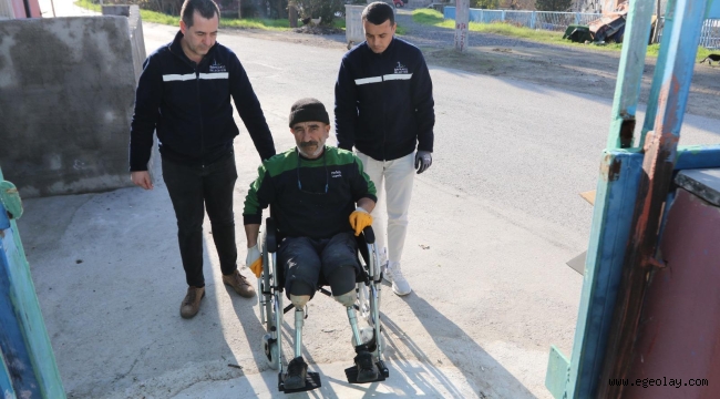 Bayraklı Belediyesinden engelli vatandaşlara tekerlekli sandalye