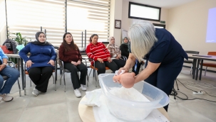 Gaziemir'de anne adayları Gebe Okulu ile doğuma hazırlanıyor 