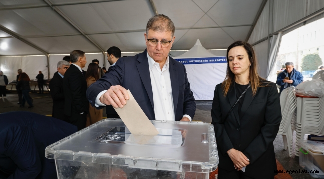 Başkan Tugay Saraçhane'de oyunu kullandı "Tüm yurttaşlarımızı oy kullanmaya davet ediyorum"