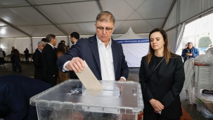 Başkan Tugay Saraçhane'de oyunu kullandı "Tüm yurttaşlarımızı oy kullanmaya davet ediyorum" 