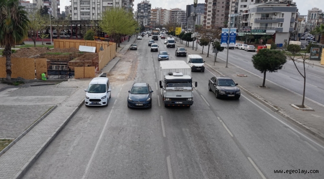 Bayraklı'da yol yenileme ve üst geçit çalışmaları sürüyor