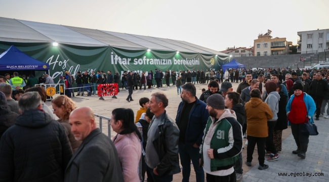 Buca Belediyesi'nin iftar çadırına yoğun ilgi