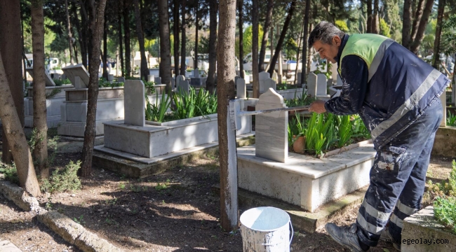 İzmir'de bayram öncesi mezarlıklara özel bakım