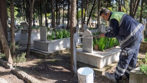 İzmir'de bayram öncesi mezarlıklara özel bakım 