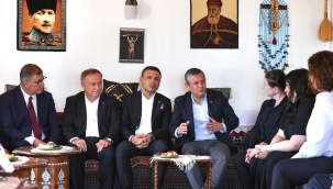 Başkan Tugay, İstanbul'da CHP Genel Başkanı Özgür Özel ile bir araya geldi 