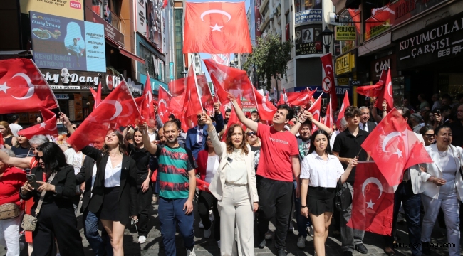 Karşıyaka'da omuz omuza 19 Mayıs yürüyüşü 