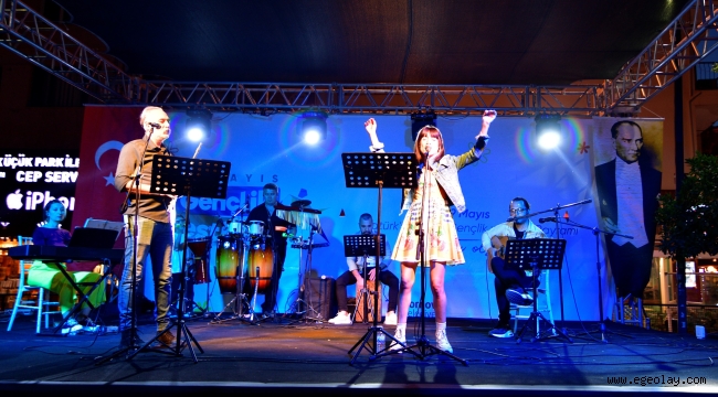 Küçükpark'ta müzik şöleni: Grup İlyada'dan unutulmaz performans